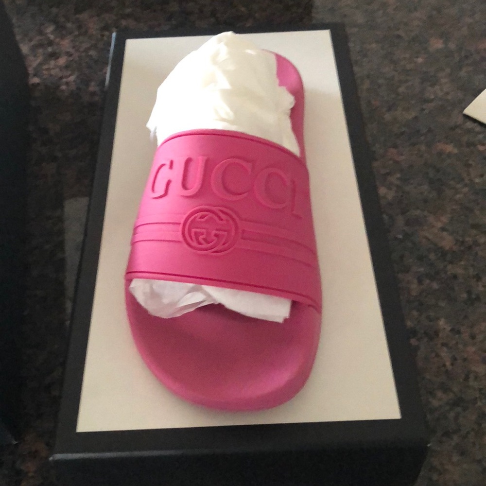 GUCCI Pursuit Fuchsia Slides